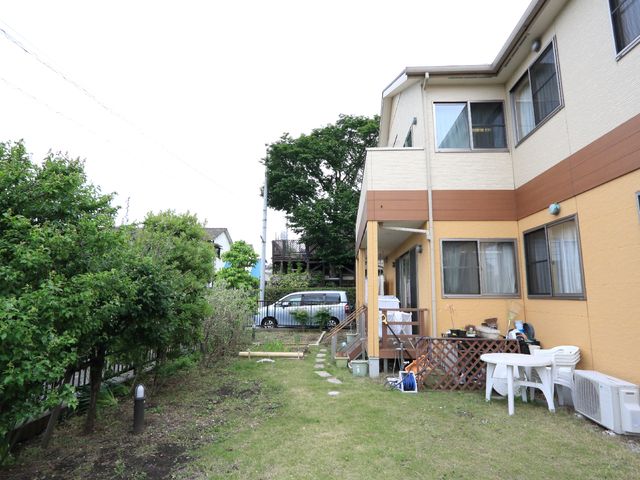 庭付き施設の外観 芝生のある庭 ゆとりある庭のある環境で、ゆったりとした時間を過ごせる場所です。庭の緑が心を和ませてくれるでしょう。
