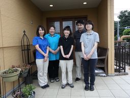 スタッフ集合写真エントランス前