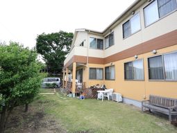 明るい庭つき住居