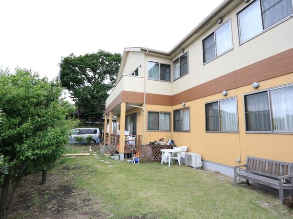 明るい庭つき住居