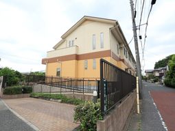 黄色い建物の外観