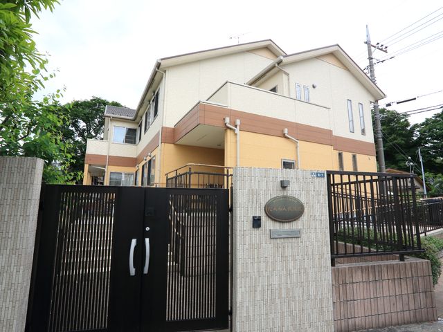 外観の落ち着いた建物 セキュリティーにも配慮されている 温かみのある色合いで設計された落ち着いた雰囲気の外観です。出入りしやすいゲートが、訪れる方を優しく迎え入れます。