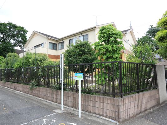 緑あふれる建物外観