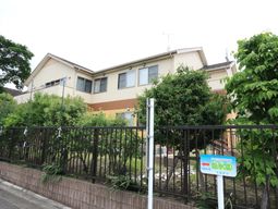 庭のある落ち着いた建物
