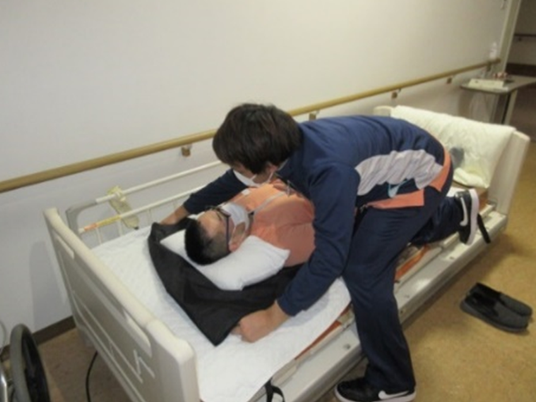 介助の様子廊下