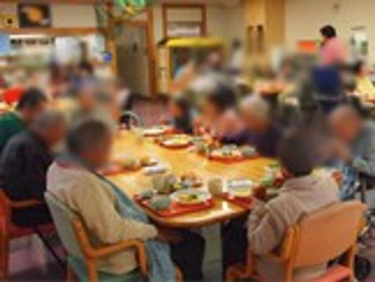 食事の様子、多目的室