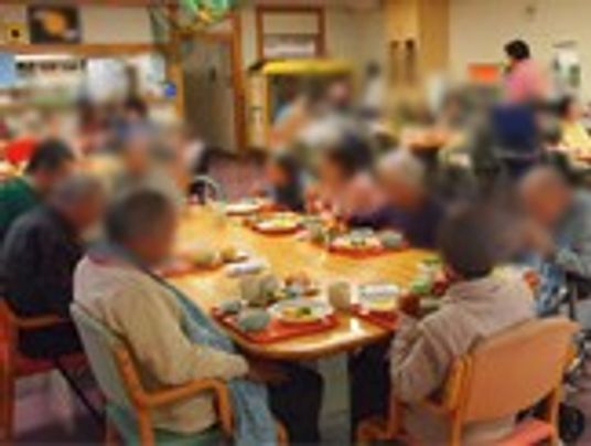 食事の様子、多目的室