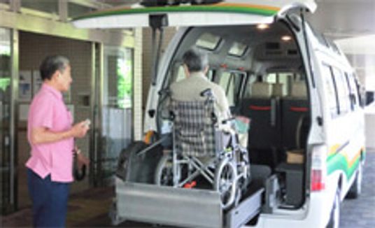 車椅子用リフト付き車両