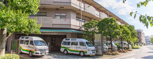 緑に囲まれた外観