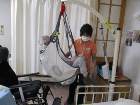 吊り具に座るシーン