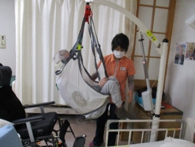 吊り具に座るシーン