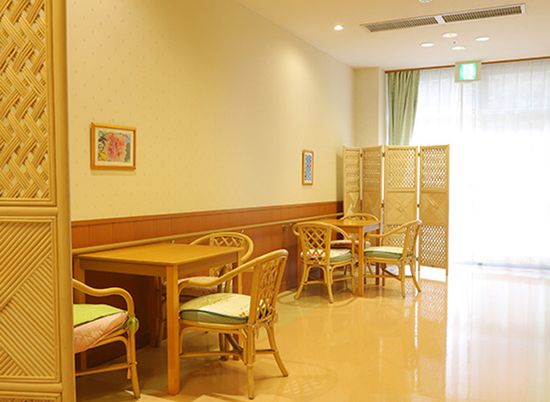 日差しが入るラウンジ