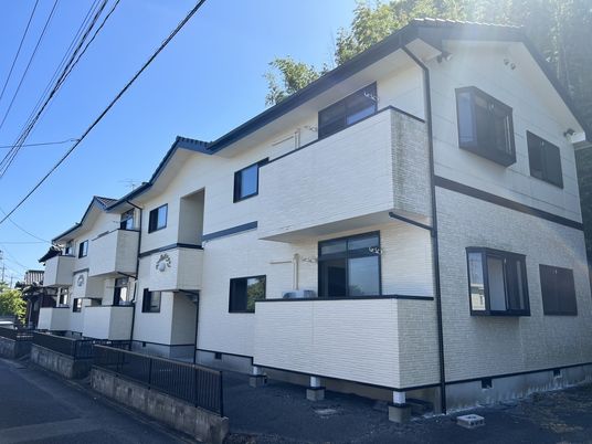 白い外壁の建物外観  