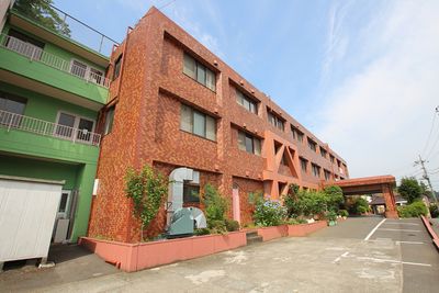緑豊かな建物の外観