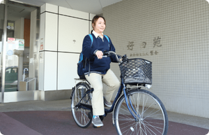 自転車の人物と建物の出入口  