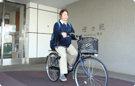 自転車の人物と建物の出入口  