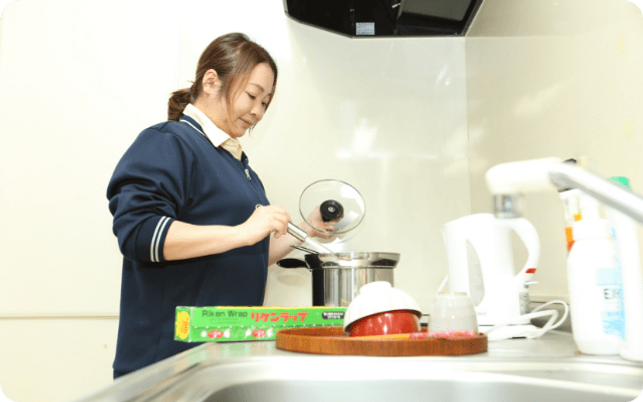 キッチンで調理する様子