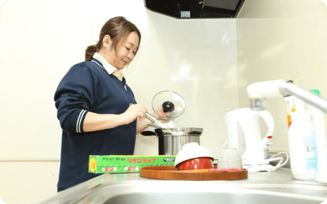 キッチンで調理する様子