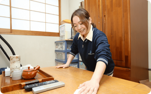 掃除をするスタッフの居室