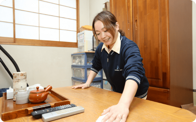 掃除をするスタッフの居室