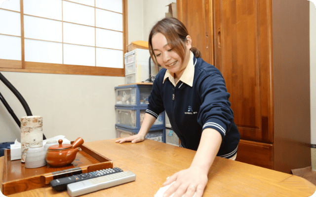 掃除をするスタッフの居室