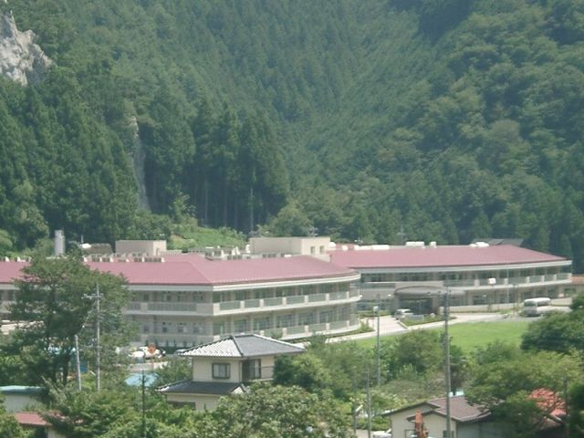 ゆったりした外観 外観 緑豊かな環境に佇む、ゆとりを感じさせる建物です。自然に囲まれた静かな立地が、落ち着いた日々を約束します。