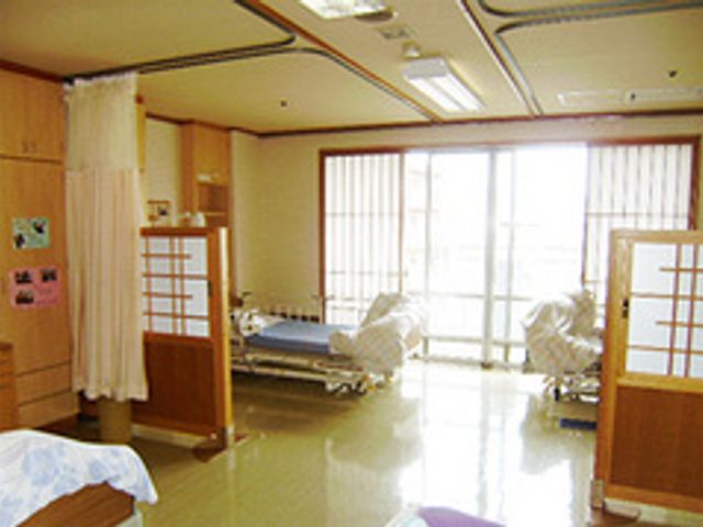 ベッドが並ぶ居室 居室 広々とした居室には、自然光がたっぷりと差し込んでいます。快適な就業環境を提供しています。