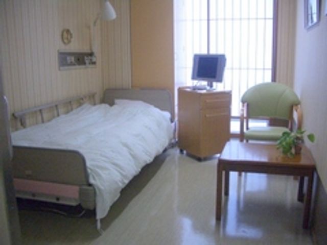 くつろぎの個室 居室 自然光が優しく差し込むお部屋です。ベッドと椅子付きで、快適な休息が可能です。