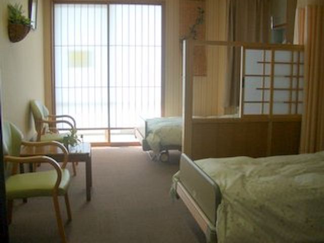 自然光あふれる居室 居室 自然光がたっぷり差し込む明るい居室です。快適な空間で、リラックスして過ごせます。