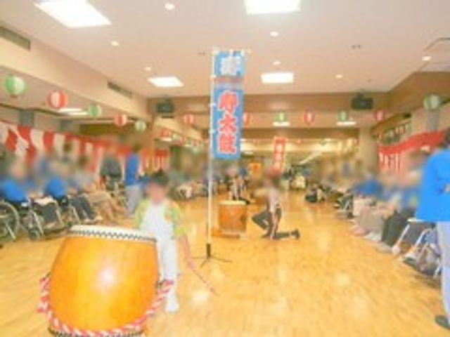 イベントの様子 多目的室 太鼓演奏の実演が行われている空間で、多くの方がそれを鑑賞している賑やかな場です。