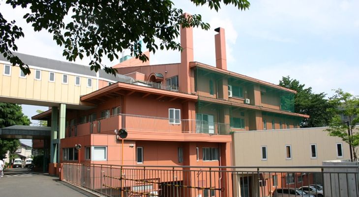 落ち着いた外観の建物