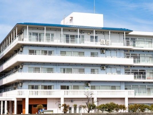 白い建物の外観  
