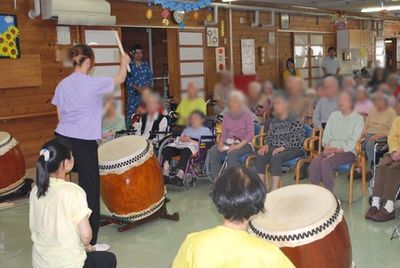 太鼓演奏が行われる共有スペース