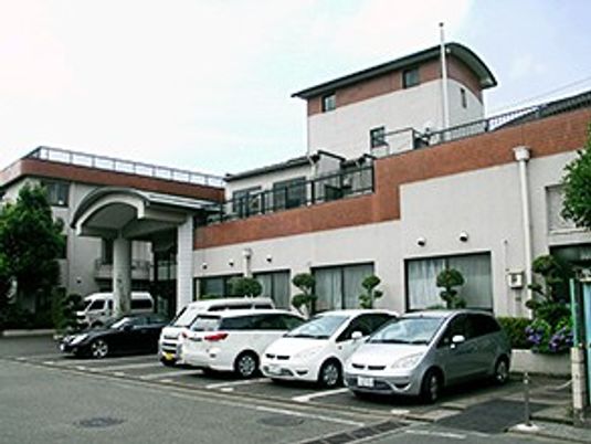 施設の外観と駐車場  