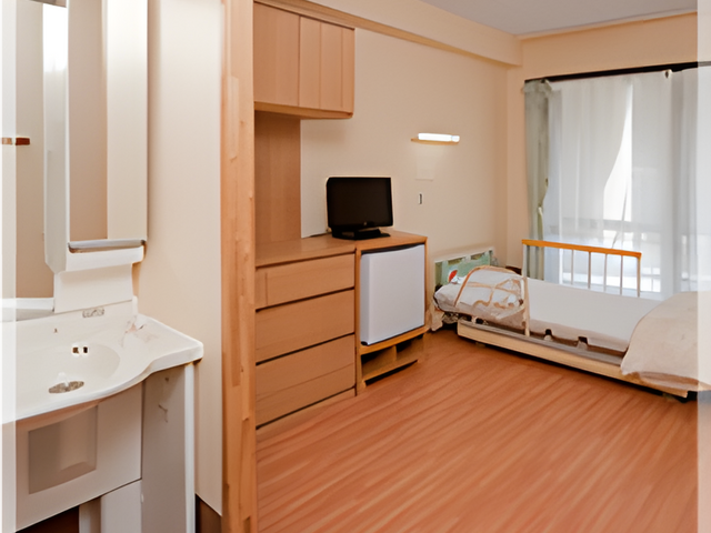 ゆったりとした居室 居室 窓からの自然光が心地よい居室です。備え付けの家具と広々とした空間で、快適な生活をサポートします。