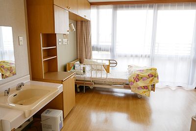 明るい個室の居室