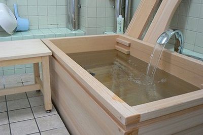 木製の浴槽がある浴室