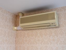 壁掛け式エアコン