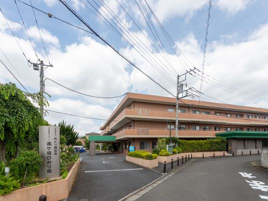 緑に囲まれた建物の外観