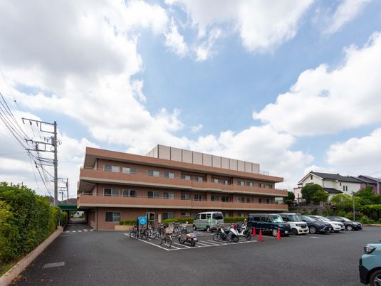 広い駐車場の建物