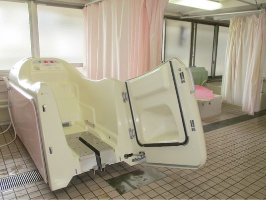機械浴の浴室  