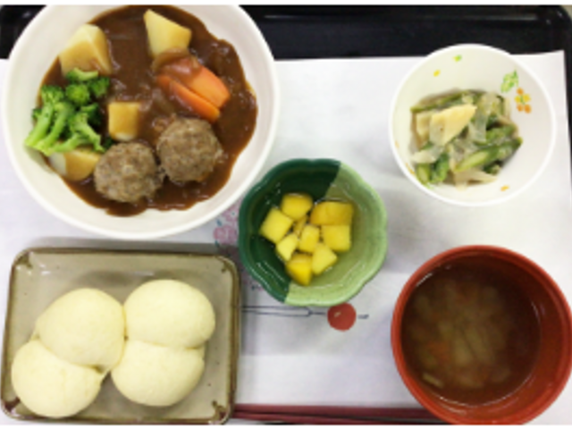 バランスの取れた食事メニュー 料理 栄養バランスを考慮した多彩な食事メニューです。見た目も美しく、健康的な食材が使用されています。