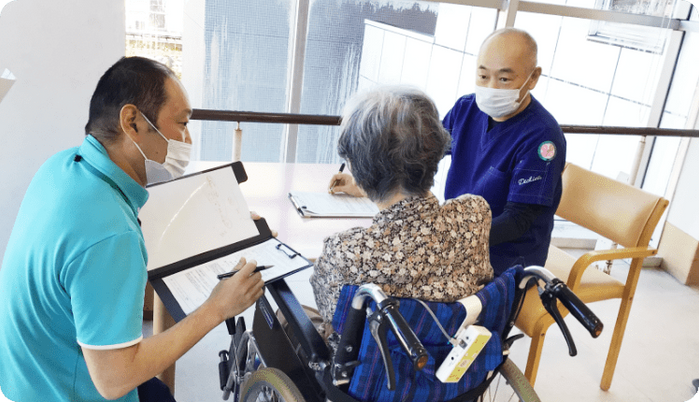 相談をする人々の様子
