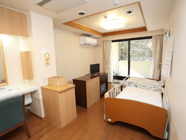 ナチュラルな居室 居室 明るい自然光が入る居室は、快適に過ごせる空間です。家具が揃っており、個室感を大切にしています。