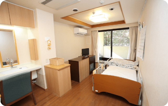 ナチュラルな居室 居室 明るい自然光が入る居室は、快適に過ごせる空間です。家具が揃っており、個室感を大切にしています。