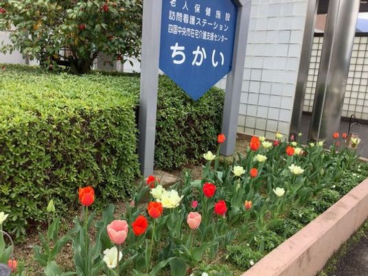 花壇のある建物外観  