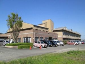 車が並ぶ建物外観