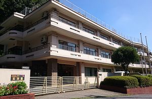 緑に囲まれた外観