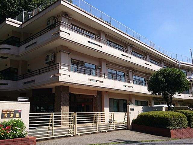 緑に囲まれた外観 外観 自然に囲まれた建物の外観です。青空の下に広がる開放感があります。