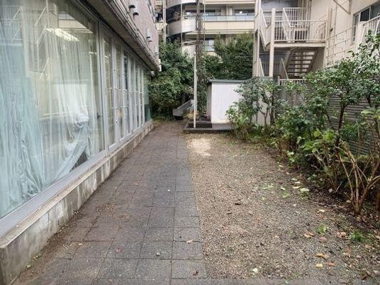 建物脇の庭  